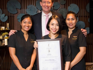 สุดยอดสปาหรู : มร.วิลเลี่ยม ฮานดริกแมน ผจก.ทั่วไป โรงแรมโซฟิเทล สุขุมวิท ร่วมยินดีกับ “Le SPA with L’Occitane” ที่ได้รับรางวัลชนะเลิศ “เวิลด์ ลักซ์ชัวรี่ สปา อวอร์ด ประจำปี ค.ศ.2016” ประเภทสปาที่ตั้งอยู่ในในโรงแรมหรูที่ดีที่สุดของประเทศไทย