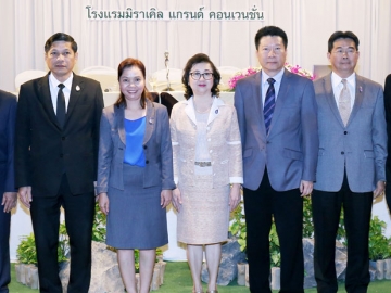 เร่งพัฒนา : กิตติยา คัมภีร์ รองเลขาธิการ สำนักงานคณะกรรมการพัฒนาระบบราชการ เปิดสัมมนาเรื่อง “ยกระดับบริการภาครัฐตามพระราชบัญญัติการอำนวยความสะดวกในการพิจารณาอนุญาตของทางราชการ พ.ศ. 2558” โดยมี นิสิต จันทร์สมวงศ์ ผวจ.นนทบุรี ร่วมงาน ที่โรงแรมมิราเคิล แกรนด์ คอนเวนชั่น