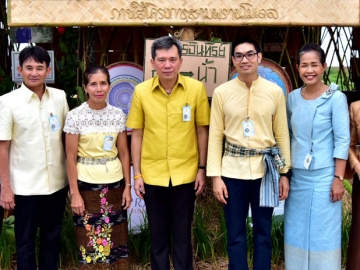 ชุมชนต้นแบบของนครปฐม : อรุษ นวราช กก.ผจก.สามพราน ริเวอร์ไซด์ และเลขานุการมูลนิธิสังคมสุขใจ นำทีมสามพรานโมเดล ร่วมนิทรรศการสัญจร “บัวบาทยาตรา” เฉลิมพระเกียรติ 70 ปี เสด็จเถลิงถวัลยราชสมบัติ โดยมี ชาติชาย อุทัยพันธ์ ผวจ.นครปฐม ร่วมยินดี ณ พระราชนิเวศน์มฤคทายวัน อ.ชะอำ จ.เพชรบุรี