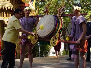 ไกรรวี ศิริกุล เอกอัครราชทูตไทย ณ กรุงลิสบอน ตีกลองสะบัดชัยเป็นการเปิดงาน