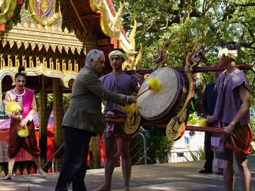 มร.Fernando Rosa ประธานที่ทำการเขตเบเล็ง ร่วมตีกลองสะบัดชัย