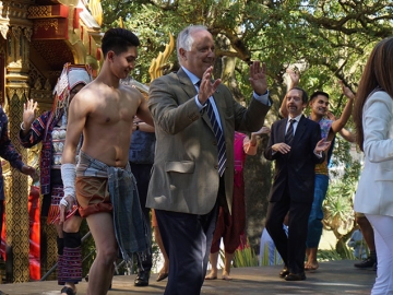 แขกวีไอพี ร่วมรำวงอย่างสนุกสนาน