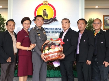 ศูนย์รวมจิตใจ : สมชาย จงพิพิธพร ประธาน 14 มอเตอร์กรุ๊ป ตัวแทนจำหน่ายรถยนต์ SUBARU, MG และ SUZUKI พร้อมสมาชิกชมรมสุขสวัสดิ์ 14 ร่วมแสดงความยินดีกับ พล.ต.ต.มนตรี ยิ้มแย้ม ผู้บังคับการตำรวจนครบาล 8 ในงานพิธีเปิดหอพระ ประจำกองบังคับการตำรวจนครบาล 8 ซึ่งประดิษฐานพระพุทธชินราช พระพุทธธโสธร และพระเชียงแสน เพื่อเป็นที่สักการบูชาและยึดเหนี่ยวจิตใจของข้าราชการตำรวจ และประชาชนในบริเวณใกล้เคียง ณ บริเวณหอพระ กองบังคับการตำรวจนครบาล 8 ถนนพระราม 2 ซอย 28