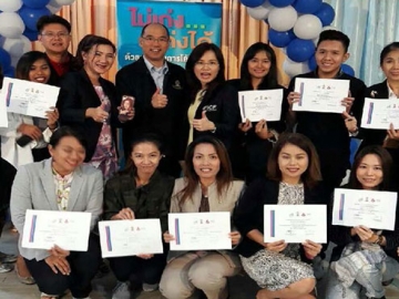 วิชาโค้ช : ดร.วรพรรณ เอื้ออาภรณ์, อ.ชวัลณัฐ เหล่าพูนพัฒน์ และ อ.ขนิษฐา หล่อลักษณ์ มอบประกาศนียบัตรหลักสูตร “บรรลุทุกเป้าหมายด้วยนวัตกรรมการโค้ช” รุ่นที่ 2 จัดโดย Chula Systems Engineering จุฬาฯ และ Farh Training Institute กำลังรับสมัครรุ่นที่ 3 โทร.02-6160991-2 info@febi.co.th