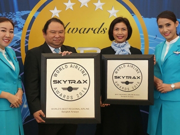 ยอดเยี่ยม 2 รางวัล : กัปตันพุฒิพงศ์ ปราสาททองโอสถ กก.ผอ.ใหญ่ สายการบินบางกอกแอร์เวย์ส รับรางวัลสายการบินระดับภูมิภาคยอดเยี่ยมของโลก ปี 2559 และ รางวัลสายการบินระดับภูมิภาคยอดเยี่ยมของเอเชีย จากการสำรวจของสกายแทร็กซ์ ในงานอินเตอร์เนชั่นแนลแอร์โชว์ 2016 ลอนดอน สหราชอาณาจักร