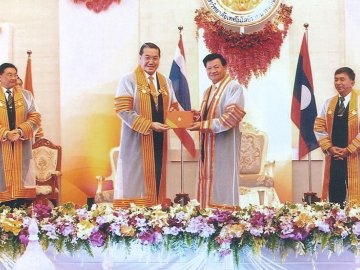 มอบปริญญา : ศ.ดร.สุรเกียรติ์ เสถียรไทย นายกสภามหาวิทยาลัยเทคโนโลยีราชมงคลอีสาน มอบปริญญาบริหารธุรกิจดุษฎีบัณฑิตกิตติมศักดิ์ (สาขาการจัดการ) ให้แก่ ดร.ทองลุน สีสุลิด นายกรัฐมนตรีแห่งสาธารณรัฐประชาธิปไตยประชาชนลาว เนื่องในโอกาสเยือนประเทศไทยอย่างเป็นทางการ ณ มหาวิทยาลัยเทคโนโลยีราชมงคลอีสาน วิทยาเขตขอนแก่น