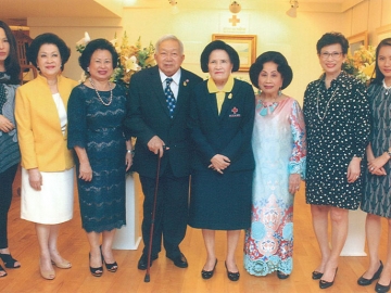 ได้บุญได้ภาพ : สภากาชาดไทย ร่วมกับ โรงแรม เดอะ สุโกศล กรุงเทพ และ สมบัติเพิ่มพูนแกลลอรี่ จัดงานนิทรรศการเพื่อการกุศล “ได้บุญ-ได้ภาพ” โดย ม.ร.ว.ปรียางค์ศรี วัฒนคุณ เป็นประธานในพิธีเปิด โดยได้รับเกียรติร่วมงานจาก องคมนตรี ม.ร.ว.เทพกมล-คุณหญิงขวัญตา เทวกุล, กมลา สุโกศล, สมบัติ วัฒนไทย, ดารณี สุโกศล แคลปป์, ปนัดดา เลิศหัตถศิลป์ และ เนาวรัตน์ ธรรมสโรช ณ สมบัติเพิ่มพูนแกลลอรี่