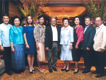 แสดงความยินดี : กอบกาญจน์ วัฒนวรางกูร จัดเลี้ยงแสดงความยินดีให้กับ ศ.ดร.นันทวัฒน์ บรมานันท์ เนื่องในโอกาสได้รับรางวัลนิสิตนิติศาสตร์เก่าดีเด่น จากสมาคมนิสิตเก่านิติศาสตร์ จุฬาลงกรณ์มหาวิทยาลัย ที่ห้องนอร์มังดี โรงแรมแมนดาริน โอเรียนเต็ล กรุงเทพฯ โดยมี รศ.ดร.ชวนี ทองโรจน์, พัชราภรณ์ สุทธิโชติ, มานวิภา อินทรทัต, รศ.ดร.บุญสม เลิศหิรัญวงศ์ และ สุทธิพงษ์ จุลเจริญ ร่วมยินดีด้วย