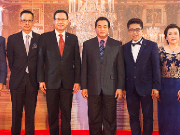 ตัวแทนยอดเยี่ยม : สมาคมตัวแทนประกันชีวิตและที่ปรึกษาการเงิน ร่วมกับ สโมสร MDRT มอบรางวัลตัวแทนยอดเยี่ยมแห่งชาติ ครั้งที่ 16 โดยมี ดร.สมชัย สัจจพงษ์ ปลัดกระทรวงการคลังเป็นประธานเปิดงาน ร่วมกับ ทวีเดช งามขจรกุล นายกสมาคมตัวแทนประกันชีวิตและที่ปรึกษาการเงิน,พรประภา สุกรีภิรมย์ ประธาน MDRT ประเทศไทย และ สาระ ล่ำซำ นายกสมาคมประกันชีวิตไทย พร้อมด้วยเหล่าดาราคนดังร่วมยินดี ณ โรงแรม เดอะ เบอร์เคลีย์ ประตูน้ำ