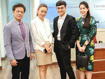 เยี่ยมชม : ดร.วีระชัย เตชะวิจิตร์ ประธานบริหารและผู้ก่อตั้งกลุ่มโรงเรียนนานาชาติรีเจ้นท์,ขวัญชนก เตชะวิจิตร์ ผอ.ร่วมกันต้อนรับ คณาธิป สุนทรรักษ์ (คุณลูกกอล์ฟ) ครูสอนภาษาอังกฤษชื่อดัง พร้อมน้องสาวเข้าเยี่ยมชมบรรยากาศห้องเรียนสไตล์อังกฤษของศูนย์การเรียนการสอนของ University of London ย่านใจกลางกรุง พร้อมปรึกษาหารือวางแผนขยายฐานการตลาดสอนภาษาอังกฤษ ตอบรับนโยบาย AEC ยกระดับความสามารถด้านภาษาอังกฤษให้แก่เยาวชนไทย