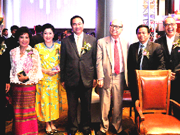 เที่ยวทั่วไทยไปทั่วโลก : กลินท์ สารสิน รองประธานกรรมการหอการค้าไทย และประธานกรรมการการท่องเที่ยวแห่งประเทศไทย เป็นประธานในพิธีเปิดงาน “เที่ยวทั่วไทยไปทั่วโลก” ครั้งที่ 19 จัดโดยสมาคมไทยบริการท่องเที่ยว (TTAA) โดยมี อดีตนายกสมาคมไทยบริการท่องเที่ยว วาริน-ผาณิต พูนศิริวงศ์, Sochivin Hang, Datuk HJ Hamzah Rahmat, สุธรรม สัจจาภิมุข และ นวลจันทร์ เพียรธรรม ร่วมงาน ณ ศูนย์การประชุมแห่งชาติสิริกิติ์ ผู้ที่สนใจสามารถเข้าชมสินค้าและการบริการด้านการเดินทางท่องเที่ยวทั้งในและต่างประเทศ จัดถึงวันอาทิตย์ที่ 17 กรกฎาคม 2559