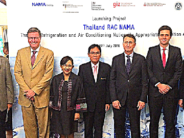 รณรงค์การใช้พลังงาน : H.E.Mr.Peter Prügel เอกอัครราชทูตเยอรมนีประจำราชอาณาจักรไทย เป็นประธานเปิดโครงการ “Thailand RAC NAMA” เพื่อเพิ่มประสิทธิภาพการใช้พลังงานและการลดก๊าซเรือนกระจก ในอุตสาหกรรมระบบปรับอากาศและทำความเย็น โดยมี ธรรมยศ ศรีช่วย (อธิบดีกรมพัฒนาพลังงานทดแทนและอนุรักษ์พลังงาน) และ Paul Bute (อุปทูตอังกฤษ) มาร่วม ณ ทำเนียบทูตเยอรมัน ถนนสาทร