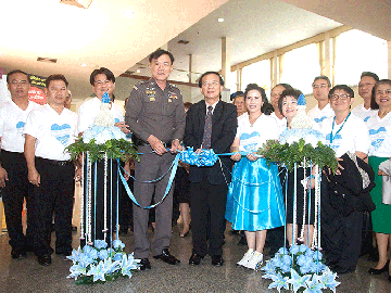 ต้านภัยยาเสพติด : พล.ต.ท.เรวัช กลิ่นเกษร ผู้บัญชาการตำรวจปราบปรามยาเสพติด ผศ.วุฒิศักดิ์ ลาภเจริญทรัพย์ อธิการบดีมหาวิทยาลัยรามคำแหง ร่วมเปิดนิทรรศการ “ต้านภัยสิ่งเสพติด” โดยมีนักศึกษา ประชาชนร่วมงานจำนวนมาก ณ อาคารหอประชุมพ่อขุนรามคำแหงมหาราช