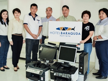เพื่อสังคม : มร.วงศ์ ซี ฮวด กก.บจก.ฮีตัน โฮลดิ้ง และ วณิชยา เกียรติดำรงวงศ์ ผจก.โรงแรมบาราคูด้า พัทยา ร่วมกันมอบคอมพิวเตอร์และเครื่องพิมพ์ใช้แล้ว ให้แก่โรงเรียนอาชีวพระมหาไถ่พัทยา ให้น้องๆ ผู้พิการใช้เป็นอุปกรณ์การเรียนและฝึกฝน โดยมี อัจจิมา ชวลิตธำรง ผจก.ฝ่ายระดมทุน มูลนิธิคุณพ่อเรย์ รับมอบ