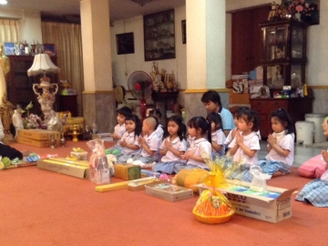 ถวายเป็นพุทธบูชา : ดร.ชลิดา ศรีสมวงษ์ ผอ.โรงเรียนอุดมศาสตร์พัฒนา นำคณะครู ผู้ปกครองและนักเรียนชั้นอนุบาล 1-3 โรงเรียนอุดมศาสตร์พัฒนา ถนนจรัญสนิทวงศ์ 77 ร่วมกันถวายเทียนพรรษาและผ้าอาบน้ำฝน พร้อมชุดไทยธรรมแด่พระภิกษุสงฆ์ในเทศกาลเข้าพรรษา ณ วัดโสมนัสราชวรวิหาร