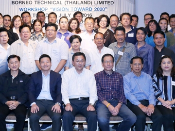 มองไปในอนาคต : มร.ชิเกรุ คาซาโอกะ ปธ.บห.บจก.บอร์เนียว เทคนิเคิล (ประเทศไทย) เปิดการประชุมเชิงปฏิบัติการ “Vision Toward 2020” โดยมี วสันต์ ธรรมานุรักษ์กุล กก.ผจก., มานิตย์ เลิศสาครศิริ ที่ปรึกษาฝ่ายบริหาร และ รัฐา อุรุโสภณ ผจก.ทั่วไป ร่วมประชุมที่ โรงแรมมิราเคิล แกรนด์ คอนเวนชั่น