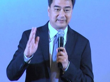 อภิสิทธิ์ เวชชาชีวะ หัวหน้าพรรคประชาธิปัตย์ และอดีตนายกรัฐมนตรี ขึ้นกล่าวปาฐกถาในหัวข้อ “ประชามติเปลี่ยนไทยเปลี่ยนโลก”