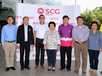 อุตสาหกรรมแห่งอนาคต : ดร.อรรชกา สีบุญเรือง รมว.อุตสาหกรรม, สมชาย หาญหิรัญ ปลัดกระทรวงอุตสาหกรรม และ สมศักดิ์ สุวรรณสุจริต ผวจ.ระยอง พร้อมคณะ ร่วมเยี่ยมชมศูนย์วิจัยและพัฒนานวัตกรรม ที่ จ.ระยอง โดยมี ชลณัฐ ญาณารณพ กก.ผจก.ใหญ่ เอสซีจี เคมิคอลส์ ต้อนรับ