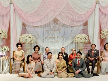 ศ.ดร.อุกฤษ-ท่านผู้หญิงมณฑินี มงคลนาวิน พร้อมด้วย ดร.สุเมธ-คุณหญิงจินตนา ตันติเวชกุล ร่วมเป็นเกียรติในพิธีหมั้นระหว่าง เจ้าสาว-อนิฐิตา ลีนะวัต บุตรี ไพศาล-อัจฉรา ลีนะวัต และ เจ้าบ่าว-นพ ชีวานันท์ บุตร อดีต รมว.กระทรวงคมนาคม พ้อง-นพพร ชีวานันท์
