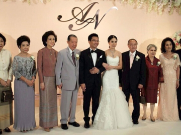 ประธานในพิธีฝ่ายชาย ศ.ดร.อุกฤษ-ท่านผู้หญิงมณฑินี มงคลนาวิน ประธานในพิธีฝ่ายหญิง ดร.สุเมธ-คุณหญิงจินตนาตันติเวชกุล ร่วมแสดงความยินดีกับบ่าว-สาว มี คุณพ่อ-คุณแม่ฝ่ายหญิง ไพศาล-อัจฉรา ลีนะวัต และคุณแม่ฝ่ายชาย นพพรชีวานันท์ ต้อนรับ