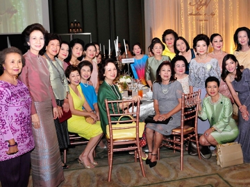 เพื่อนๆ คุณแม่เจ้าบ่าว มาร์แตเดอี รุ่น 39 นำโดย ท่านผู้หญิงมณฑินี มงคลนาวิน, ตวงรัตน์ ศิริยงค์, วิวรรณ สารกิจปรีชา ร่วมแสดงความยินดีพร้อมหน้า
