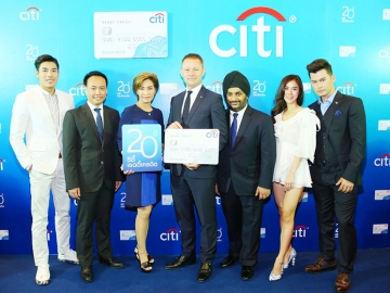 ฉลองใหญ่ 20 ปี “ซิตี้ เรดดี้เครดิต” : ดาเรน บัคลีย์ กรรมการผู้จัดการใหญ่ และ ซานดีพ บาตระ ผู้ช่วยรองกรรมการผู้จัดการใหญ่ฝ่ายธุรกิจบัตรเครคิตและสินเชื่อบุคคล ธนาคารซิตี้แบงก์ ประเทศไทย จัดงานฉลองใหญ่ครบรอบ 20 ปี “ซิตี้ เรดดี้เครดิต” บัตรกดเงินสดและวงเงินสินเชื่อพร้อมใช้ ณ ศูนย์การค้า เดอะมอลล์ บางกะปิ