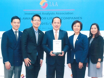 สุดปลื้ม : อนุพงษ์ อัศวโภคิน ประธานเจ้าหน้าที่บริหาร บมจ.เอพี (ไทยแลนด์) คว้ารางวัล “CEO ยอดเยี่ยม ประจำปี 2016” สาขาอสังหาริมทรัพย์ วัสดุก่อสร้างและผู้รับเหมาจากสมาคมนักวิเคราะห์การลงทุน หรือ IAA ในงานประกาศรางวัล IAA Awards for Listed Companies ณ ห้องฉัตราบอลรูม โรงแรมสยามเคมปินสกี้ กรุงเทพฯ