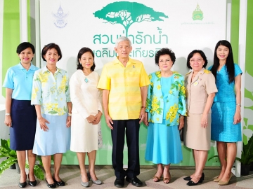 “สวนป่ารักน้ำ” : คุณหญิงปราณี เอื้อชูเกียรติ กรรมการมูลนิธิสวนสมเด็จพระนางเจ้าสิริกิติ์ฯ และ ดร.วีระชัย ณ นคร ที่ปรึกษาด้านพฤกษศาสตร์และสิ่งแวดล้อม สำนักงานทรัพย์สินส่วนพระมหากษัตริย์ และกรรมการมูลนิธิ จัดงาน “จิบน้ำชา พาชมสวน” เพื่อแนะนำ “สวนป่ารักน้ำ” เฉลิมพระเกียรติฯ โครงการใหม่ล่าสุดที่กำลังจะเกิดขึ้นเพื่อเป็นปอดแห่งใหม่ใจกลางกรุงเทพมหานคร ณ อาคารเฉลิมพระเกียรติ 72 พรรษา สวนสมเด็จพระนางเจ้าสิริกิติ์ฯ