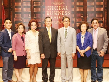 ระดับผู้นำ : ชาติศิริ โสภณพนิช กรรมการผู้จัดการใหญ่ธนาคารกรุงเทพ ให้เกียรติมาเป็นวิทยากรในหลักสูตร
ผู้นำธุรกิจระดับโลก ซึ่งก่อตั้งโดย ดร.สถิตย์ ลิ่มพงศ์พันธุ์ โดยมี ดร.สมฤดี ศรีจรรยา และ นพ.กำพล พลัสสินทร์ 
เข้าร่วมฟังการบรรยาย ณ โรงแรมสยาม เคมปินสกี้