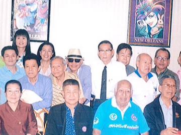 เลี้ยงต้อนรับ : สุรชัย วิเศษโสภา นายกสมาคมช่างภาพสื่อมวลชนฯ เป็นเจ้าภาพจัดงานเลี้ยงต้อนรับ สุทัศน์ 
พัฒน์สิงห์ อดีตช่างภาพอาวุโส ในโอกาสเดินทางกลับมาเยี่ยมบ้านเกิดหลังจากไปอยู่อเมริกานานหลายปี ที่ห้อง
อาหารนิวออร์ลีนส์ ผ่านฟ้า