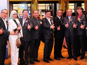 แขกผู้มีเกียรติร่วมถ่ายภาพหน้างาน “เที่ยวทั่วไทย ไปทั่วโลก” ครั้งที่ 19