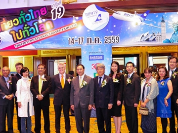 กลินท์ สารสิน พร้อมด้วย ศุภฤกษ์ ศูรางกูร ร่วมถ่ายภาพกับแขกผู้มีเกียรติที่มาร่วมงาน