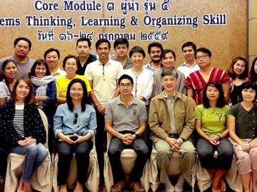 สามพรานโมเดล : อรุษ นวราช กก.ผจก.สามพราน ริเวอร์ไซด์ และ เลขานุการมูลนิธิสังคมสุขใจ ต้อนรับ นพ.โกมาตร จึงเสถียรทรัพย์ ผอ.สำนักวิจัยสังคมและสุขภาพ และเครือข่ายร่วมพัฒนาศักยภาพผู้นำการสร้างสุขภาวะแนวใหม่ พร้อมบรรยายเรื่อง “การทำเกษตรอินทรีย์อย่างยั่งยืน” ที่โรงแรมสามพรานริเวอร์ไซด์