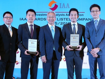 2 รางวัลยอดเยี่ยม : ณัฐพงศ์ คุณากรวงศ์ ปธ.จนท.บห.บมจ.เอสซี แอสเสท คอร์ปอเรชั่น รับรางวัล BEST CEO และ อรรถพล สฤษฎิพันธาวาทย์ ปธ.จนท.ด้านการเงิน รับรางวัล BEST CFO จาก รพี สุจริตกุล เลขาธิการ สนง.คณะกรรมการกำกับหลักทรัพย์และตลาดหลักทรัพย์ ที่โรงแรมสยาม เคมปินสกี้