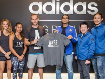 ร่วมมือกัน : มร.วีเจย์ เชาว์ฮาน ผจก.ทั่วไป บจก.อาดิดาส (ประเทศไทย) ประกาศสนับสนุนการจัดกิจกรรมเพื่อกลุ่มคนรักการออกกำลังกายกับ มร.แจ็ค โทมัส ปธ.บห.BASE ฟิตเนสเซ็นเตอร์แห่งใหม่ โดยมี เทพฤทธิ์ ไรวินท์ ผจก.ฝ่ายสื่อสารการตลาด อาดิดาส (ประเทศไทย) ร่วมงาน ที่บจก.อาดิดาส (ประเทศไทย)