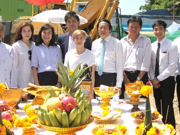 โรงแรมใหม่ “กลุ่มใบหยก” : พันธ์เลิศ ใบหยก ประธานกลุ่มใบหยก เป็นประธานลงเสาเอก “โรงแรมจัสติส” บนถนนรัชดาภิเษก โดยมีคณะผู้บริหารระดับสูง ปริยะดา - ปิยะเลิศ - สะธี - จารุจิต - อนุพงษ์ ใบหยก, อภิรัตน์ จารุปราโมทย์ ผจก.โครงการ และ สมบัติ กีรติวิรัชการ กก.ผจก.บจก.เสาหลักก่อสร้าง ร่วมพิธี