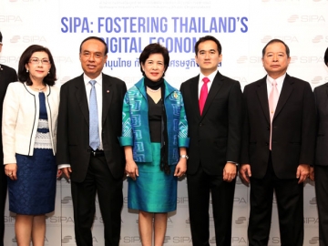 พัฒนา : จีราวรรณ บุญเพิ่ม ปธ.กก.บห.สำนักงานส่งเสริมอุตสาหกรรมซอฟต์แวร์แห่งชาติ (SIPA) แถลงข่าว “ซิป้า หนุนไทย ก้าวไกลสู่เศรษฐกิจดิจิทัล” โดยมี ศุภชัย จงศิริรักษาการ ผอ.สนง.ส่งเสริมอุตสาหกรรมซอฟต์แวร์แห่งชาติ และ ฉัตรชัย คุณปิติลักษณ์ รอง ผอ.ร่วมงาน ที่โรงแรมเซ็นทาราแกรนด์ฯ ลาดพร้าว