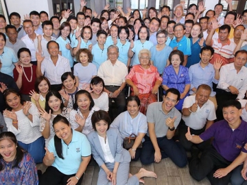 80 ปี “สีฟ้า” : จิตติ-ทวีรัฎ-กร รัชไชยบุญ นำทีมผู้บริหาร และพนักงาน บจก.ห้องอาหารสีฟ้า ร่วมพิธีทางศาสนาในโอกาสฉลองครบรอบ 80 ปี โดยมีพนักงานผู้ร่วมงานตั้งแต่เริ่มก่อตั้งจนถึงรุ่นปัจจุบัน ทั้งเชฟ และพนักงานฝ่ายต่างๆ ร่วมงานบุญเพื่อความเป็นสิริมงคล ที่ร้านสีฟ้า สยามสแควร์ สาขาที่เก่าแก่ที่สุด