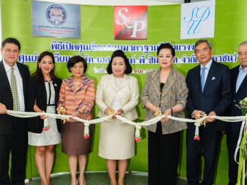 ม.ล.ปุณฑริก สมิติ ปลัดกระทรวงแรงงาน, ดร.พรชณิตว์ แก้วเนตร รองอธิการบดี ม.สวนดุสิต, อมเรศ-ภัทรา ศิลาอ่อน ประธานกก. บมจ. เอส แอนด์ พี ซินดิเคท, ประเวศวุฒิ-เกษสุดา ไรวา กก.ผจญ.บมจ. เอส แอนด์ พี ซินดิเคท ร่วมในพิธีเปิดศูนย์ทดสอบมาตรฐานฝีมือแรงงาน ศูนย์การเรียน เอส แอนด์ พี