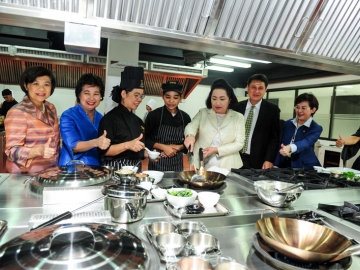 ม.ล.ปุณฑริก สมิติ ปลัดกระทรวงแรงงาน ลงมือปรุงอาหารด้วยตัวเอง