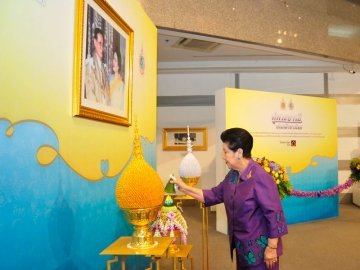 ท่านผู้หญิงจรุงจิตต์ ทีขะระ รองราชเลขานุการในพระองค์สมเด็จพระบรมราชินีนาถ ประธานเปิดงาน เปิดกรวยดอกไม้ถวายพระราชสักการะหน้าพระบรมฉายาลักษณ์พระบาทสมเด็จพระเจ้าอยู่หัว และสมเด็จพระนางเจ้าฯ พระบรมราชินีนาถ