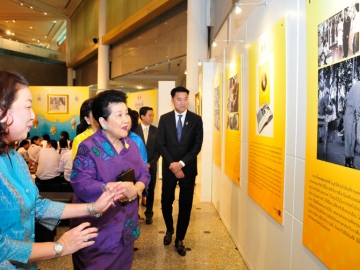 ท่านผู้หญิงจรุงจิตต์ ทีขะระ ชมนิทรรศการภายในงาน