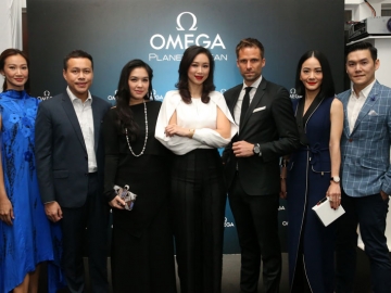 เปิดตัว : ทิพาณัท เลณบุรี ผจก.ผลิตภัณฑ์ โอเมก้า ไทยแลนด์ จัดงาน
เอ็กซ์คลูซีฟ ซิทดาวน์ ดินเนอร์ใต้ท้องทะเล ฉลองเปิดตัวสุดยอดนาฬิกาดำน้ำ
รุ่นพิเศษ โอเมก้า แพลเน็ต โอเชียน “ดีพ แบล็ค” กับการเปิดตัวครั้งแรกในทวีปเอเชีย โดยมีเหล่าเซเลบริตี้ และวอทช์คอลเลคเตอร์ผู้ชื่นชอบการดำน้ำ ร่วมงานคับคั่ง ณ เย็นอากาศวิลล่า