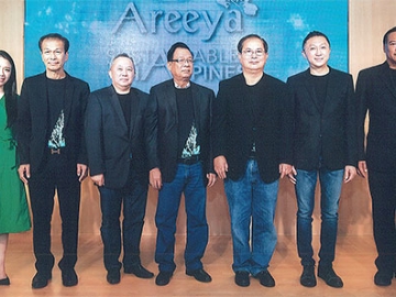 ครบรอบ 15 ปี : วิศิษฎ์ เลาหพูนรังษี ประธานกรรมการและกรรมการผู้จัดการ บริษัท อารียา พรอพเพอร์ตี้ จำกัด (มหาชน) ฉลอง 15 ปี ยิ่งใหญ่ จัดนิทรรศการ “Sustainable Happiness” มี ดร.วีรพงษ์ รามางกูร, ดร.ทนง พิทยะ และ วิเชียร ชวลิต มาร่วม ณ ควอเทียร์ แกลลอรี่ (ชั้น M) ห้างดิ เอ็มควอเทียร์ สุขุมวิท