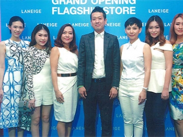 ลาเนจ เปิด “แฟล็กชิพ สโตร์” : มร.วอล จอง คิม ผู้จัดการทั่วไปผลิตภัณฑ์ลาเนจ จัดงานเปิด “ลาเนจ แฟล็กชิพ สโตร์” สาขาแรกในประเทศไทย ณ ชั้น 3 เซ็นเตอร์พอยท์ ออฟ สยามสแควร์