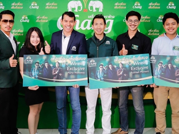 เพื่อเพื่อน เต็มที่เสมอ : มร.เอ็ดมอนด์ เนียว คิม ซูน กก.ผจก. และ ยศ คูวารีวงศ์ ผอ.ผลิตภัณฑ์ บจ.ช้างอินเตอร์เนชั่นแนล ในนาม “เครื่องดื่มตราช้าง” จัดงานตัดสินและประกาศผลแคมเปญออนไลน์ “เพื่อเพื่อน เต็มที่เสมอ” เฟ้นหาผู้ชนะเลิศที่ส่งเรื่องราวโมเม้นท์สุดประทับใจเกี่ยวกับเพื่อน เพื่อรับรางวัลสุดเอ็กซ์คลูซีฟได้แก่ เอ็กซ์คลูซีฟ ปาร์ตี้ ไฮด์อเวย์, เอ็กซ์คลูซีฟ ฟุตบอล โมเม้นท์ หรือ เอ็กซ์คลูซีฟ สตาร์ตอัพ บิสโดยมี ปกรณ์ ลัม, วิเชียร กุศลมโนมัย และ ภูมิใจ ตั้งสง่า ร่วมตัดสิน ณ ชั้น 10 อาคารไซเบอร์เวิลด์