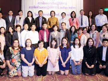 แผนควบ 2 ปี : ดร.ลักษมี ปลั่งแสงมาศ ผู้ว่าการสถาบันวิจัยวิทยาศาสตร์และเทคโนโลยีแห่งประเทศไทย เปิดการสัมมนา “การจัดทำแผนปฏิบัติการปี 2560-2561” โดยมีรองผู้ว่าการฝ่ายต่างๆ อาทิ ดร.อาภารัตน์ มหาขันธ์, ดร.ชุติมา เอี่ยมโชติชวลิต และ วิรัช จันทรา ร่วมงาน ที่ โรงแรมมิราเคิล แกรนด์ คอนเวนชั่น