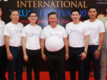 International Drum Festival 2016 : สมชัย กมลเทพเทวินทร์ รอง ผวจ.ลำปาง และ พรเทพ อรรถกิจไพศาล ผจก.ทั่วไป ศูนย์การค้าเซ็นทรัลพลาซา ลำปาง เปิดงาน“มหกรรมกลองนานาชาติ ลือลั่น สนั่นโลก”เพื่อฉลองวาระเสด็จเถลิงถวัลยราชสมบัติครบ 70 ปี ลานรถม้า และลานร่ำเปิง เซ็นทรัลพลาซา ลำปาง