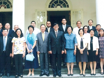 ส่งเสริมการค้า : มานพชัย วงศ์ภักดี เอกอัครราชทูตไทย ณ กรุงฮานอย และ อุรีรัตน์ รัตนพฤกษ์ กงสุลใหญ่ ณ นครโฮชิมินท์ สาธารณรัฐสังคมนิยมเวียดนาม ต้อนรับคณะกรรมการร่วม รัฐและเอกชนในโอกาสร่วมประชุมเพื่อส่งเสริมการค้าและการลงทุนระหว่างไทยและเวียดนาม โดยมี สนั่น อังอุบลกุล, สมหทัย พานิชชีวะ, จริยา จิราธิวัฒน์, น.สพ.ทรรศิน มหามงคล, นิวัฒน์ โกมาร และ ราเกส ซิงค์ ร่วมด้วย ณ สถานเอกอัคราชทูต ณ กรุงฮายอน เวียดนาม