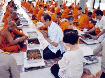 ครบ 7 รอบ : สุรินทร์ โกสิยางกูร ทำบุญเลี้ยงพระแก่พระสงฆ์ จำนวน 150 รูป ที่มาปฏิบัติธรรม ณ วัดสระกะเทียม อำเภอเมืองนครปฐม เนื่องในโอกาสวันคล้ายวันเกิด ครบ 84 ปี โดยมี พรพิมล โกสิยางกูร ภรรยาพร้อมครอบครัว ร่วมทำบุญด้วย